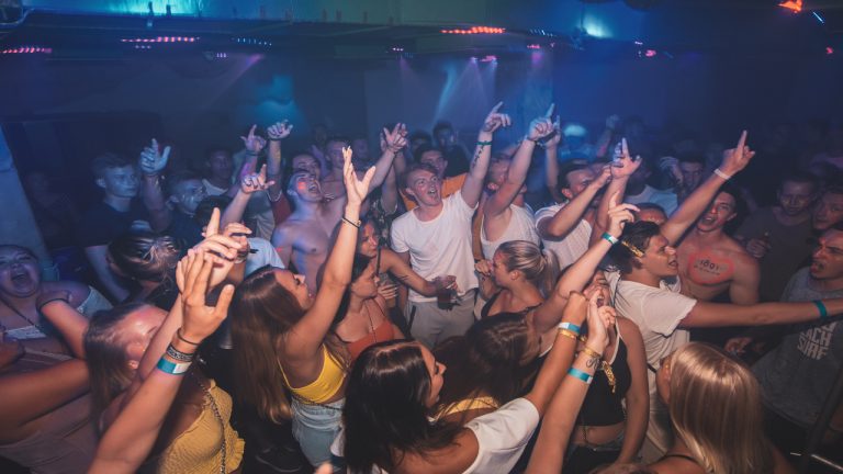 Grabbarna Grus Ayia Napa öppettider