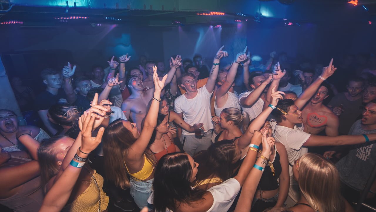 Grabbarna Grus Ayia Napa öppettider